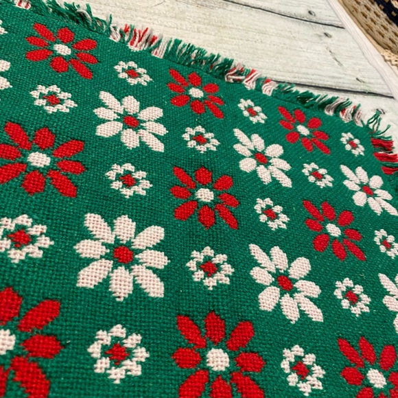 Vintage reversible green red white flower place mats. - Picture 2 of 8